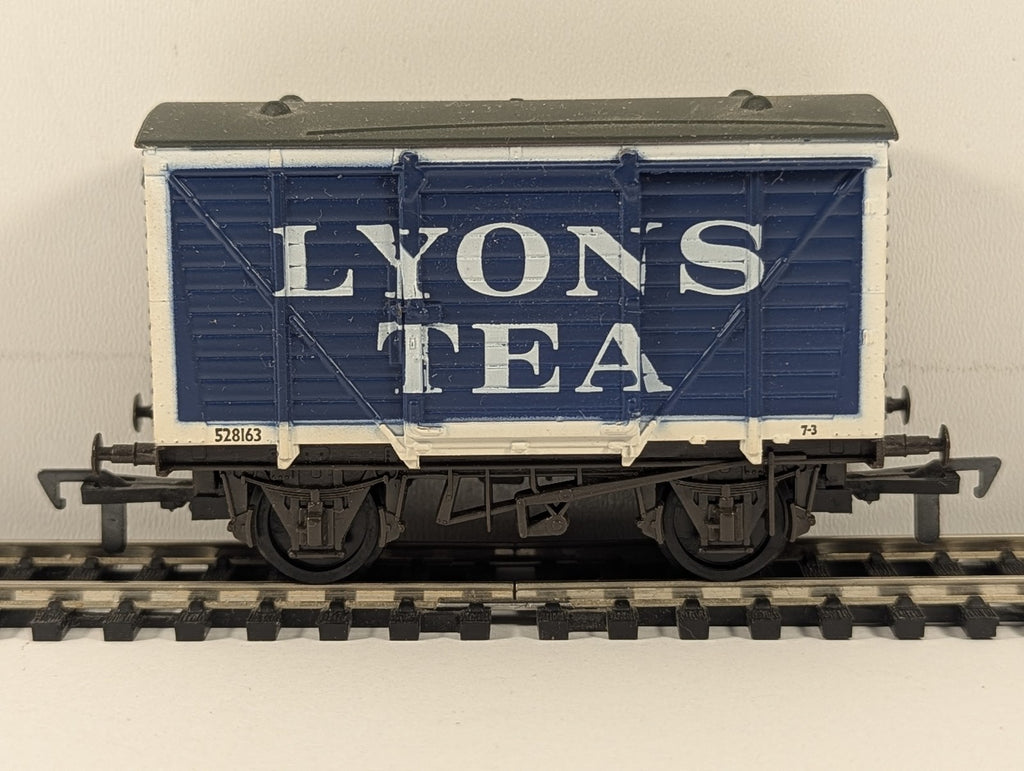 Airfix OO Scale B.R. 12-Ton Ventilated Box Wagon Goods Wagon 528163