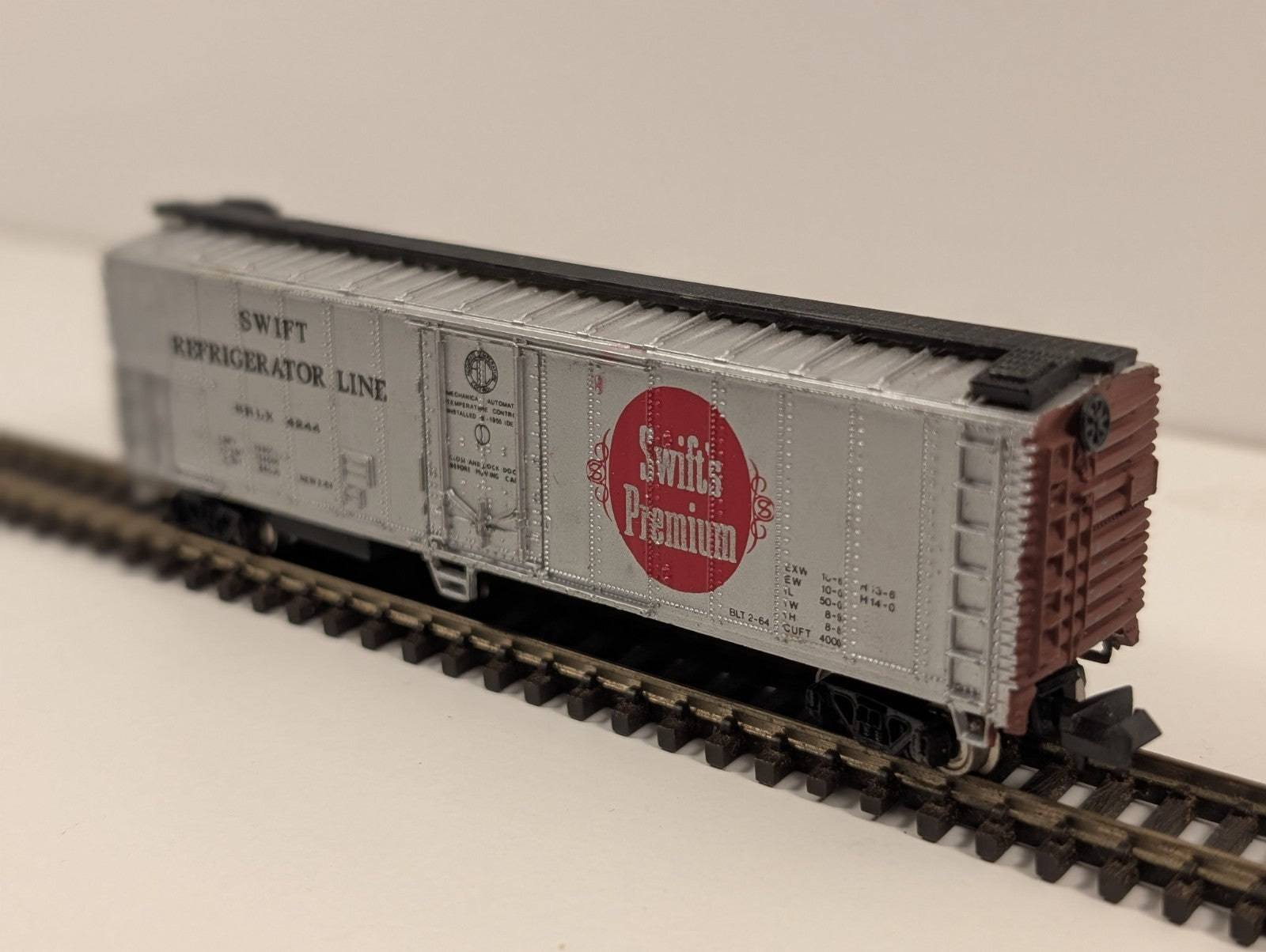 Bachmann N Gauge 51’ Steel Refrigerator Car – Swift’s Premium (SRLX 4244)