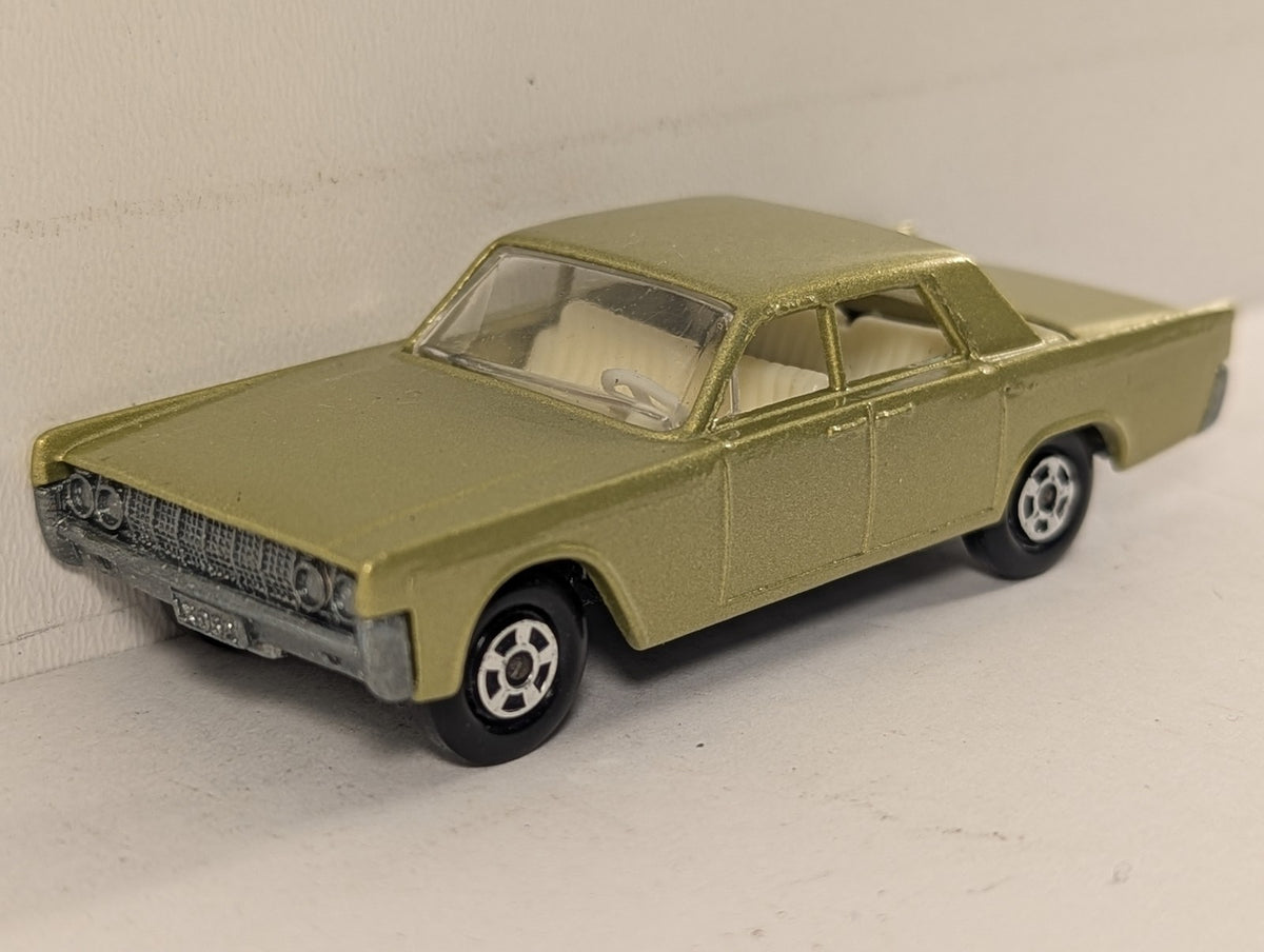 Matchbox Lincoln Continental Die-cast Model Car Metallic Lime Green 31