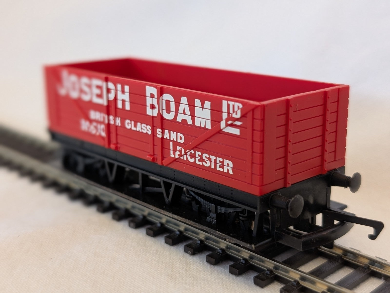 Hornby OO Gauge Joseph Boam Ltd British Glass Sand 5-Plank Wagon