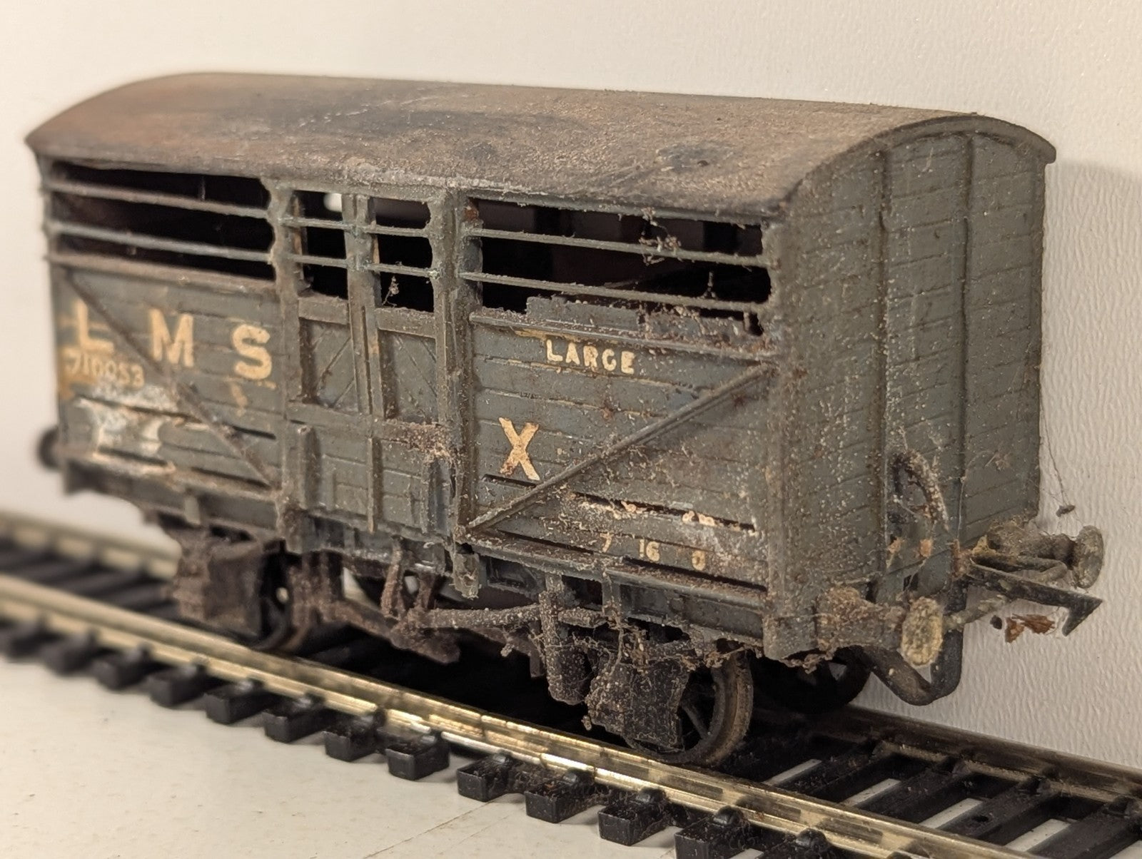 Kitbuilt OO Gauge LMS Cattle Wagon Goods Wagon 710053 LMS Grey