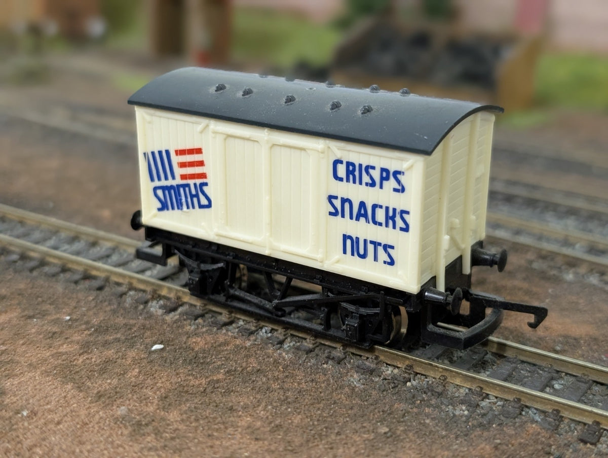 Hornby R135 R.135 Smiths Snacks Closed Van  OO Gauge