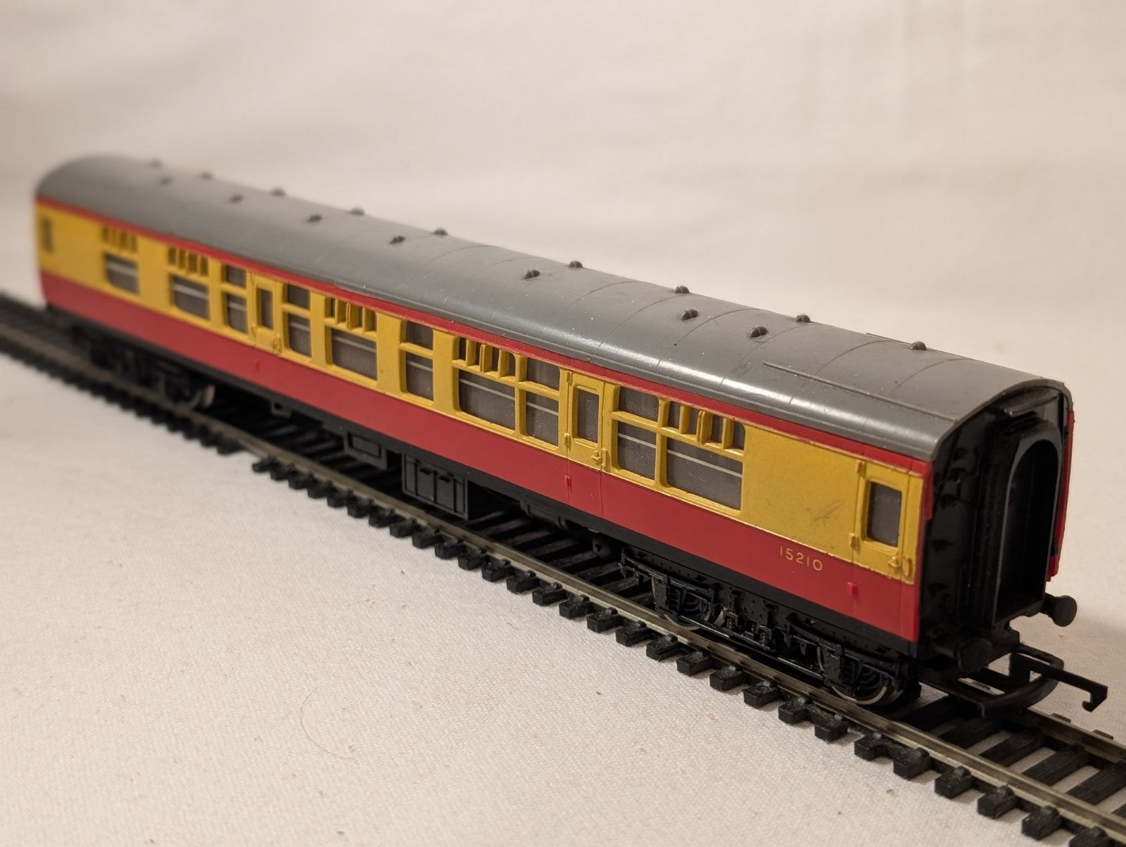 Hornby OO Gauge BR Mk1 Corridor Composite Coach No. 15210