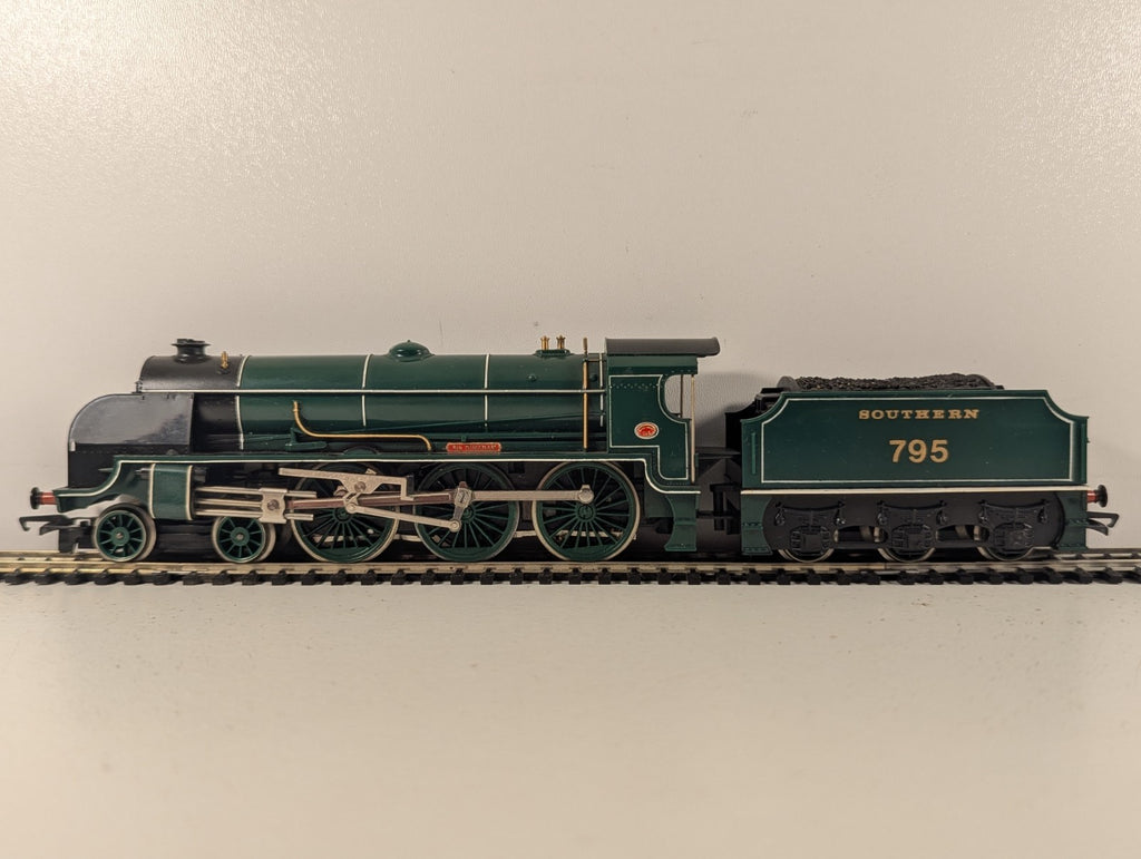 Hornby OO Gauge King Arthur Class 'Sir Dinadan' Steam Locomotive 79
