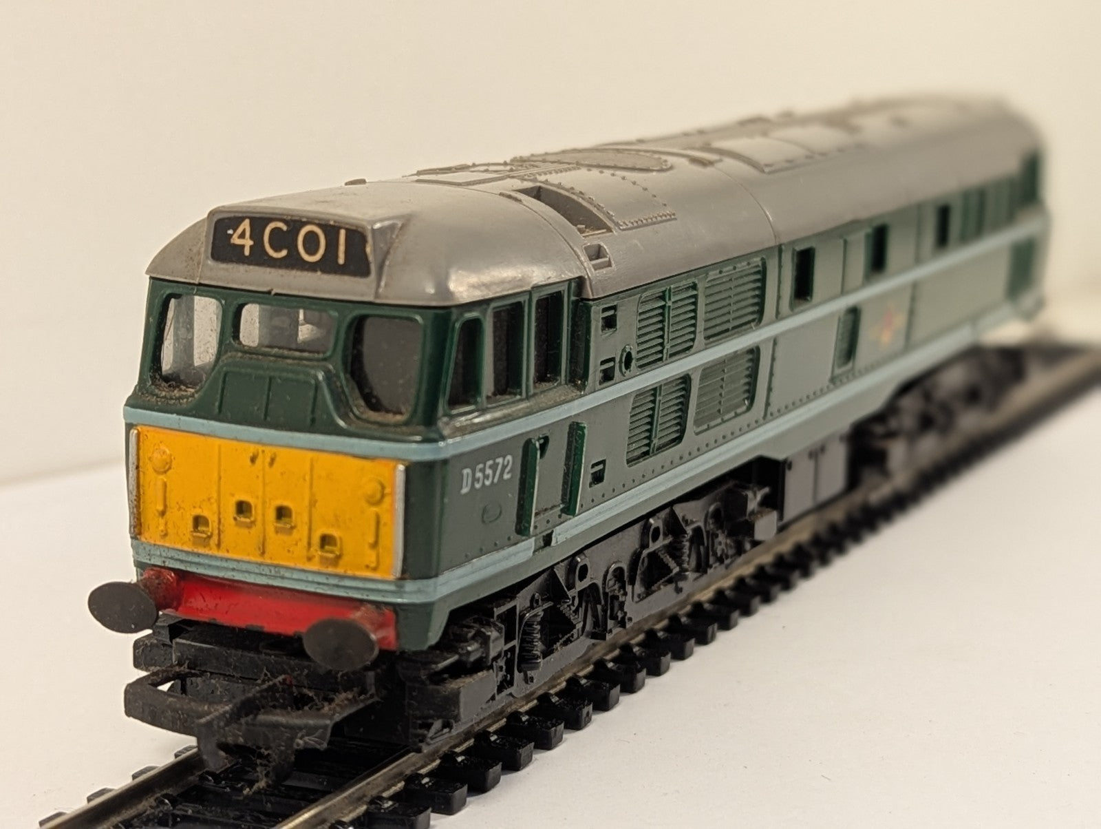 Tri-ang Hornby Class 31 D5572 BR Green Diesel Locomotive OO Gauge - Boxed