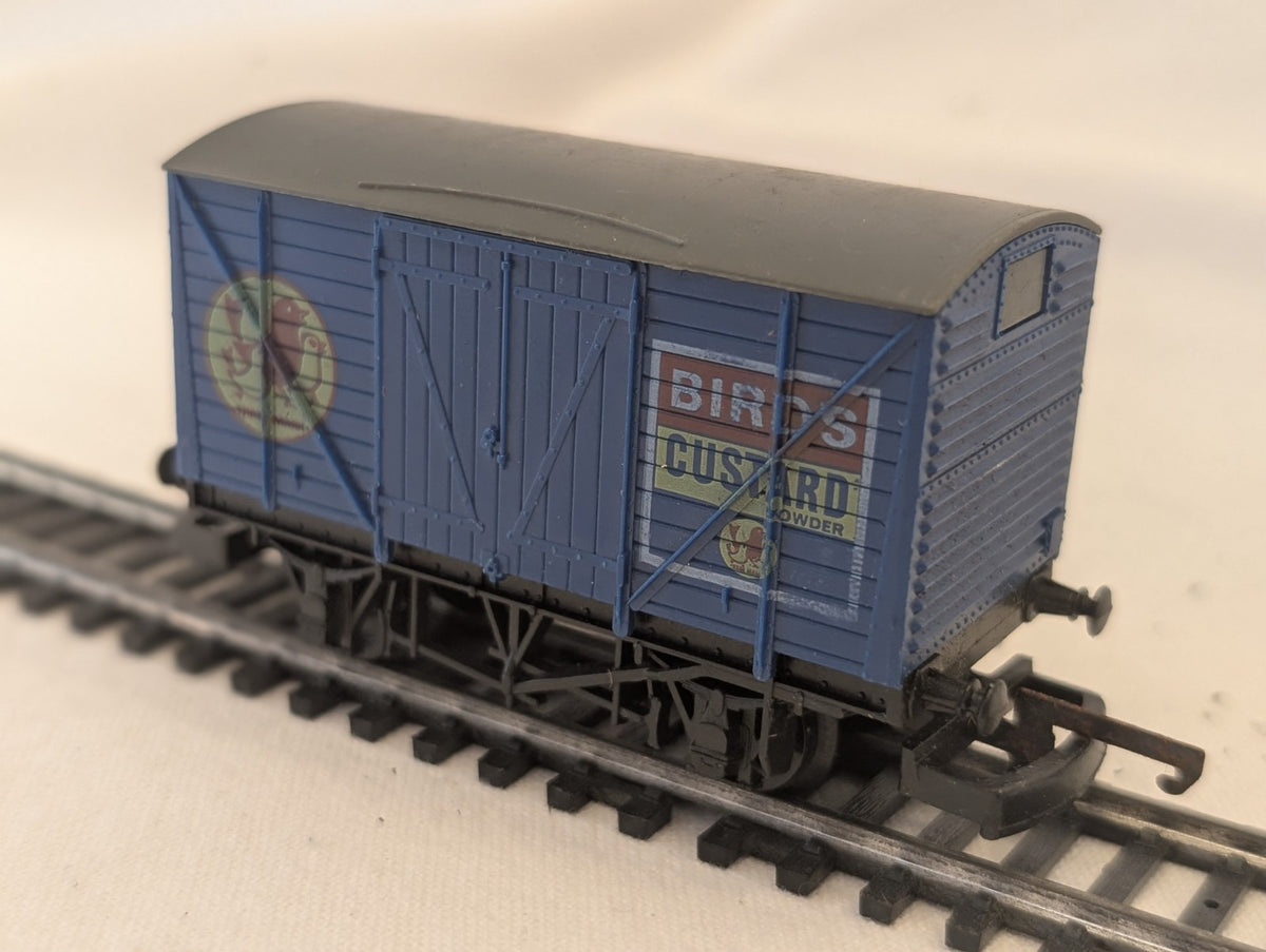 Lima 305607 OO Gauge 20 Ton Ventilated Van – “Bird’s Custard”