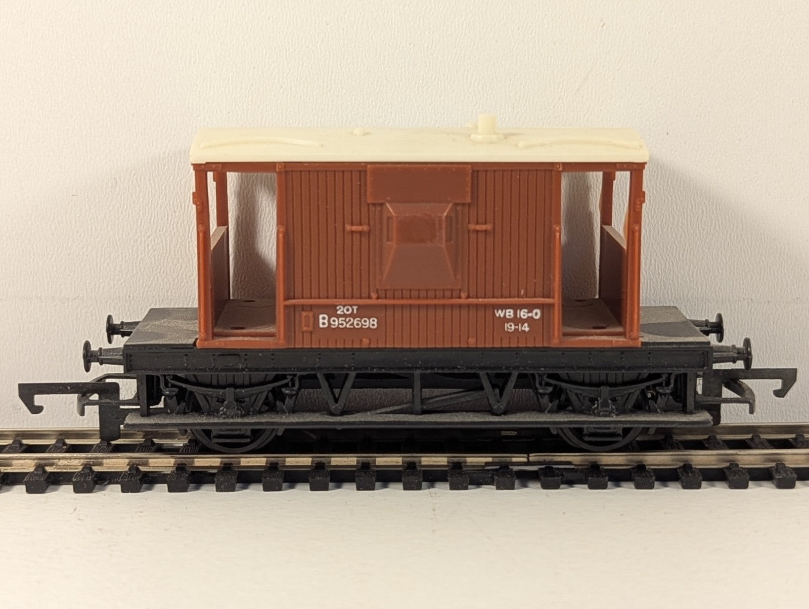 Hornby Railways R218 OO Gauge Brown BR Brake Van Boxed