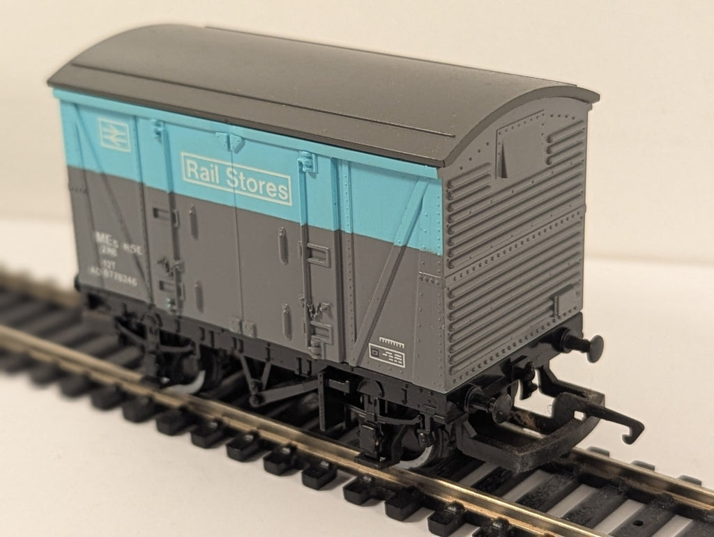 Hornby R.115 OO Gauge BR Rail Stores Van VEA ADB778246