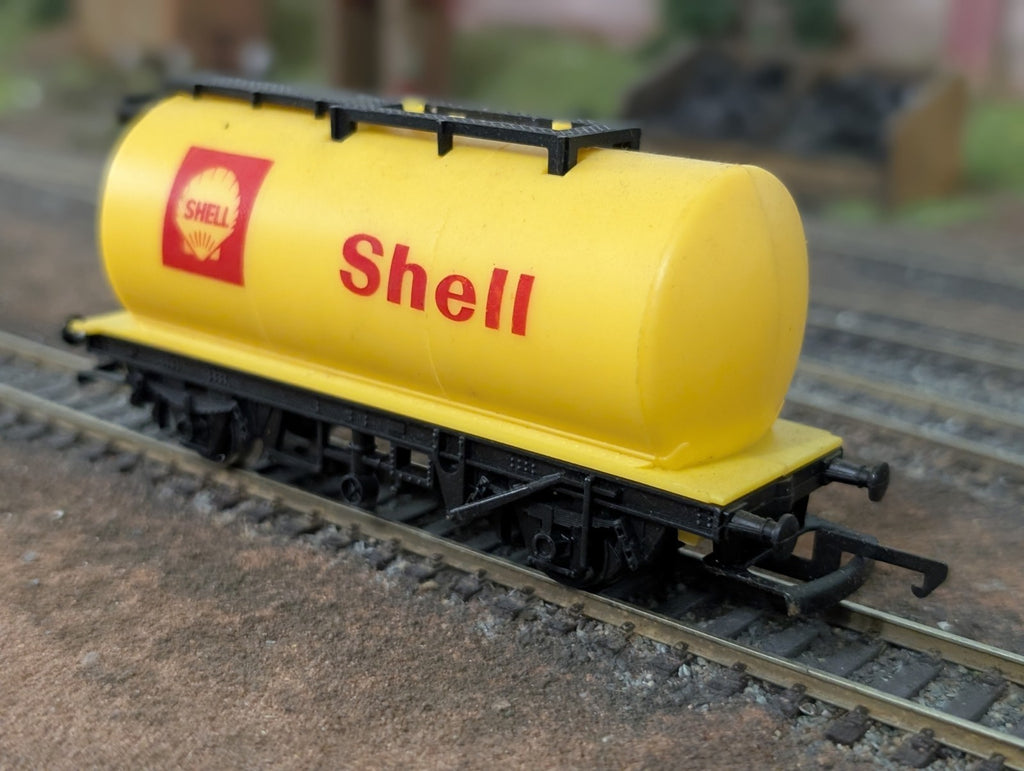 Hornby R227 OO Gauge Shell Tank Wagon