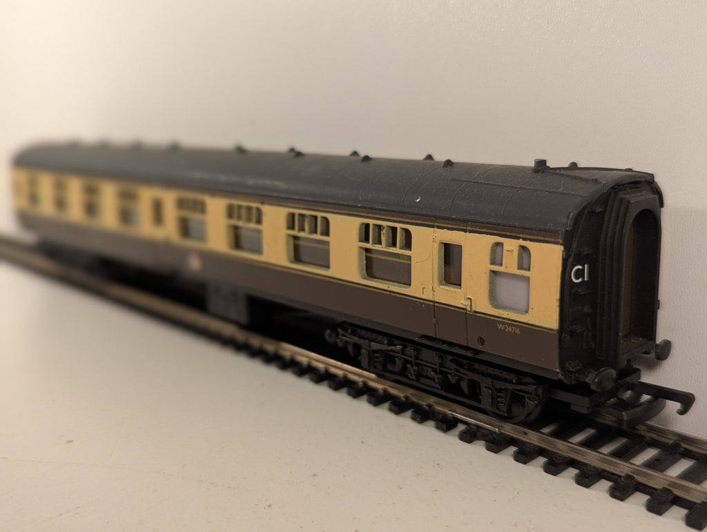 Mainline 37-105 BR Mk1 Second Corridor Coach Chocolate & Cream OO Gauge