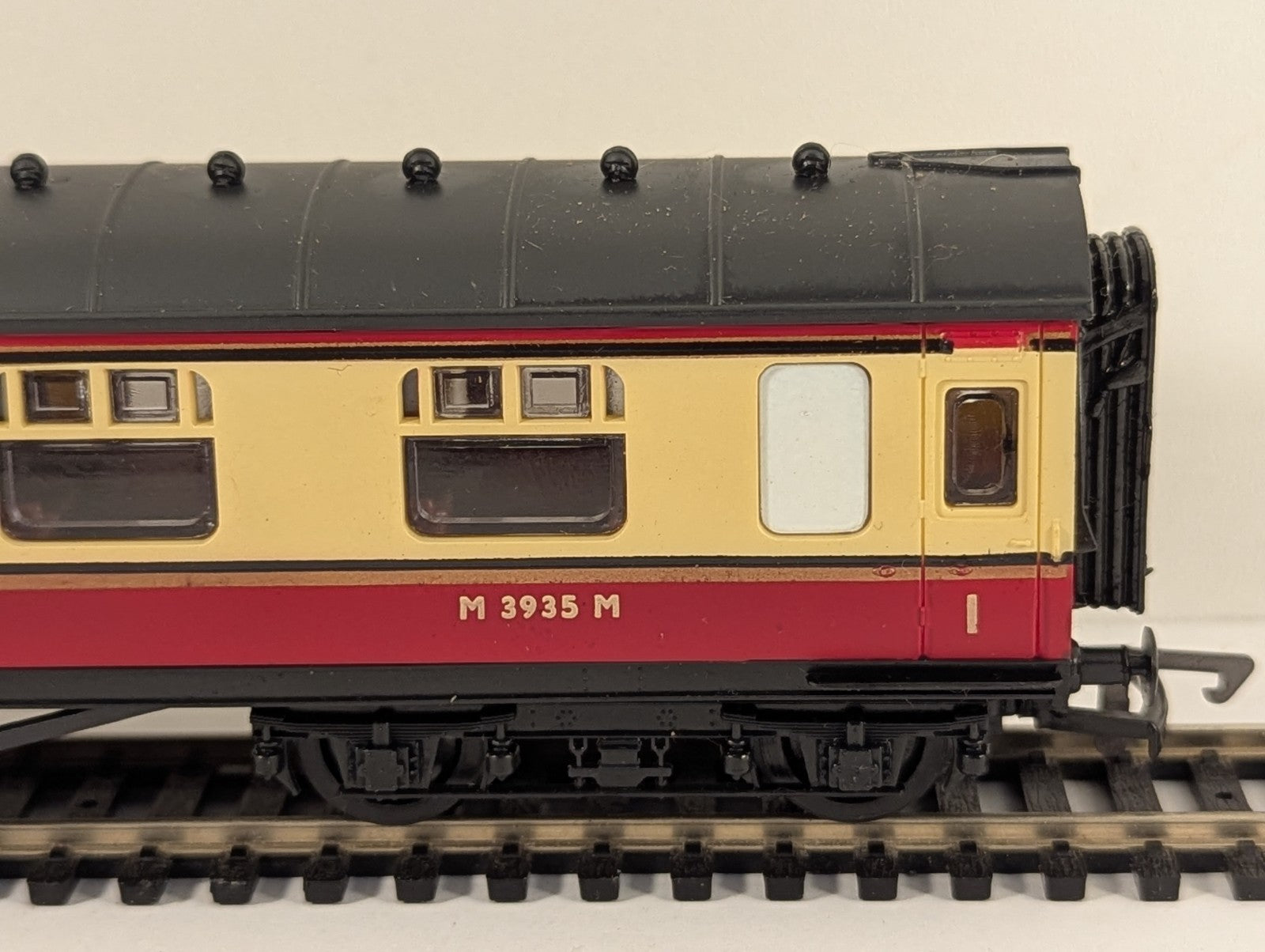GMR Airfix 54203-4 OO Gauge BR Blood & Custard Composite Corridor Coach Boxed