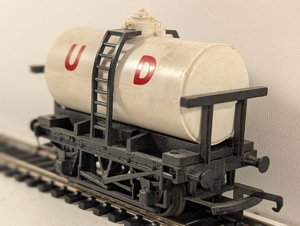Hornby OO Gauge United Dairies Milk Tank Wagon Goods Wagon