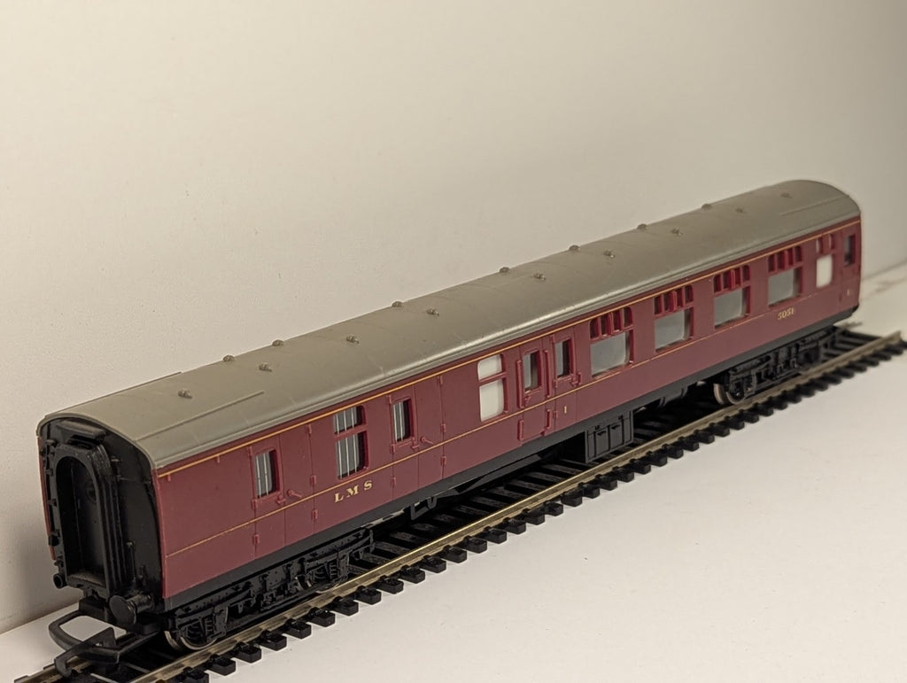 Hornby R936 OO Gauge LMS Maroon Corridor Brake Coach