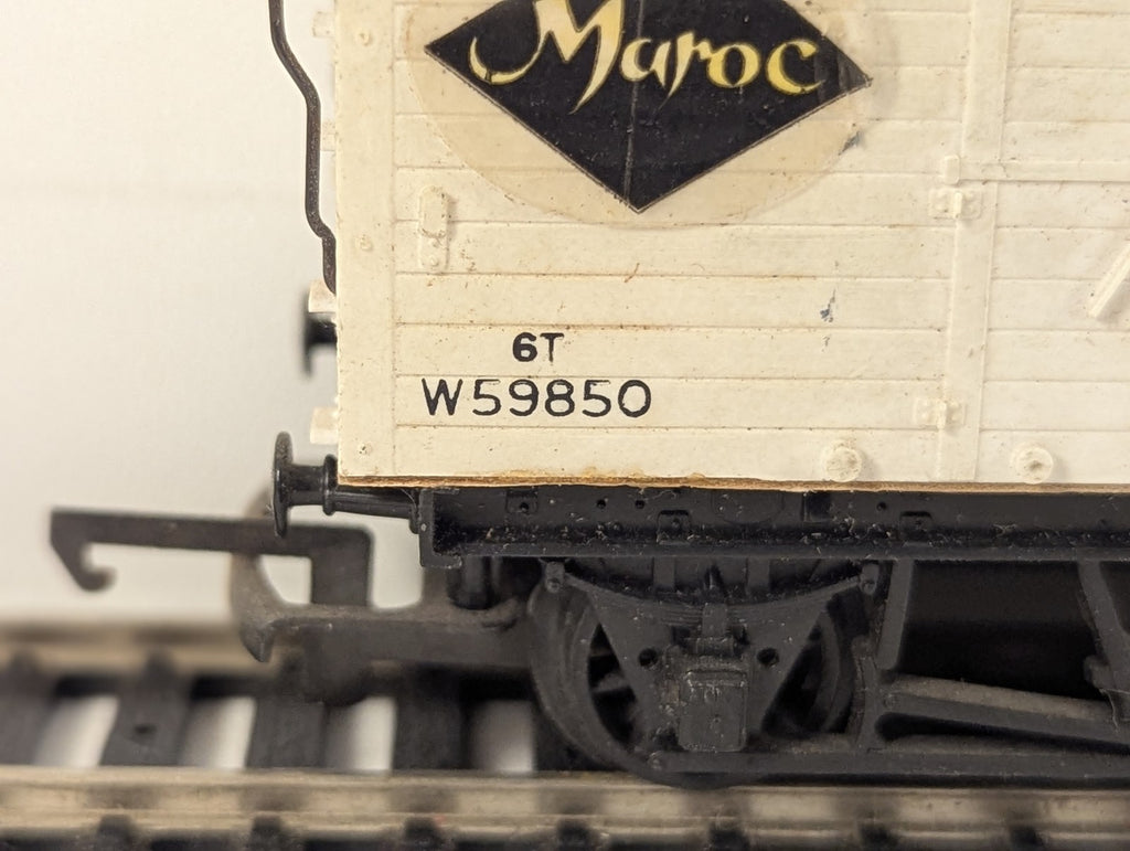Hornby OO Gauge Banana Van Goods Wagon W59850 BR White (Customised)