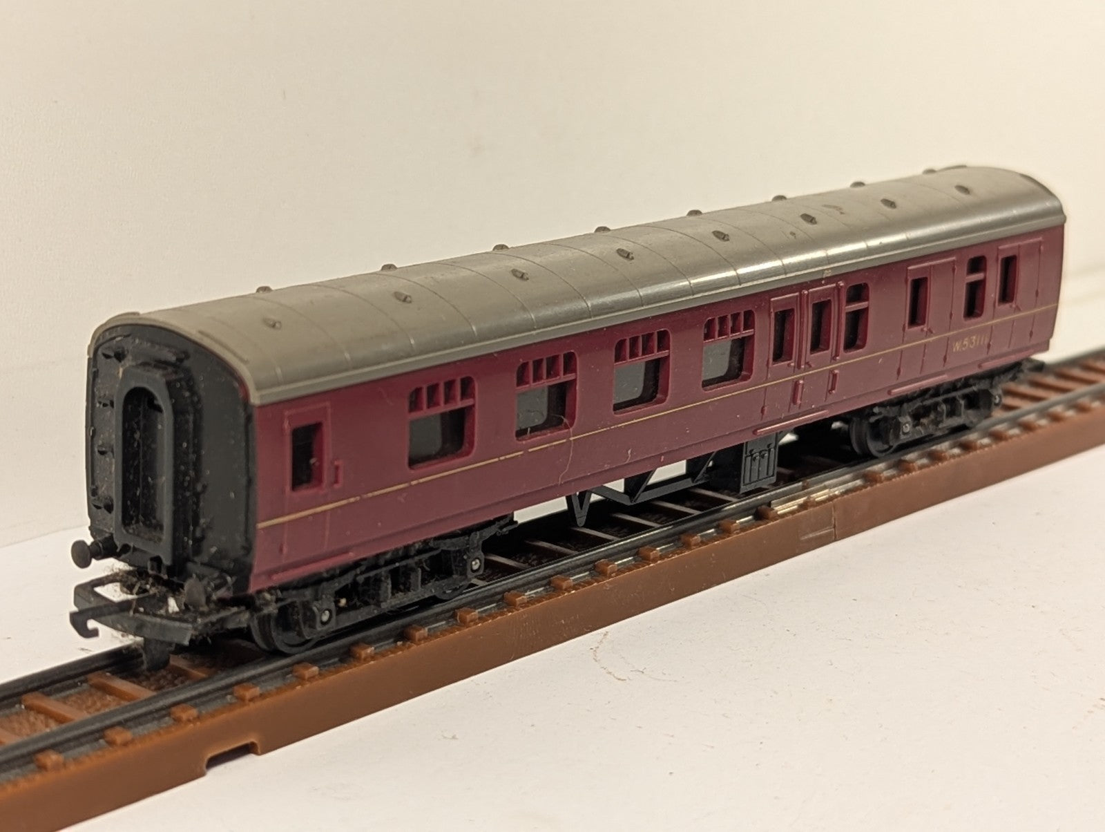 Tri-ang TT Gauge T83 Mk1 Brake Second Coach Maroon W53111