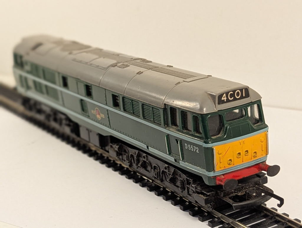 Tri-ang Hornby Class 31 D5572 BR Green Diesel Locomotive OO Gauge - Boxed