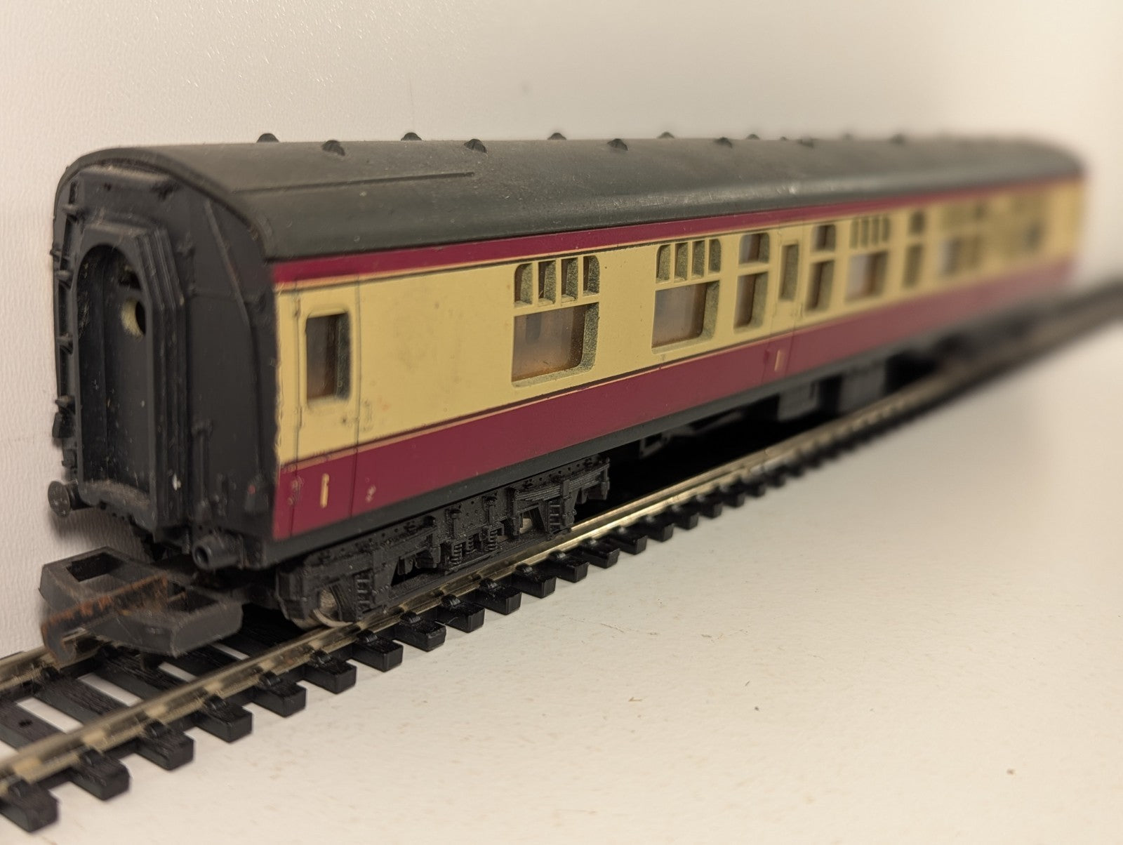 Lima OO Gauge BR Mk1 Corridor First Passenger Coach M34628 BR Crimson