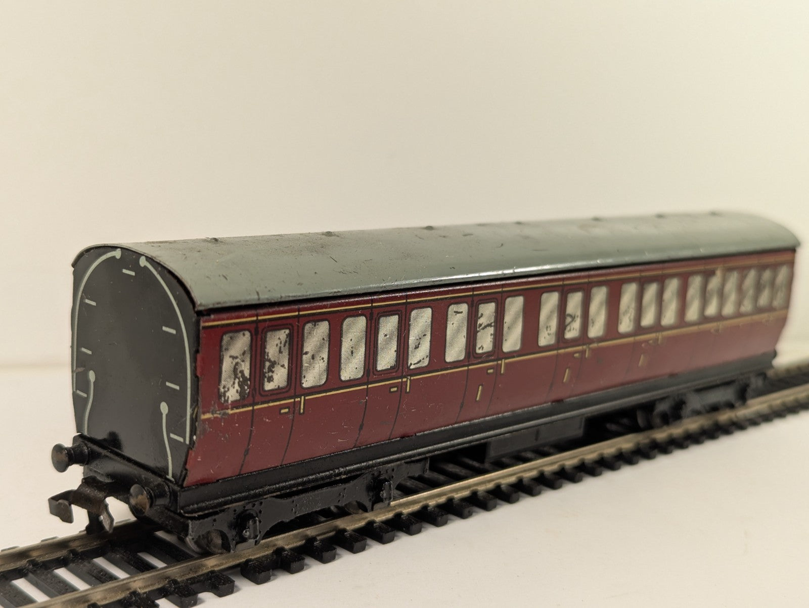 Hornby Dublo OO Gauge Tinplate BR Mk1 1st Class Suburban Coach Maroon