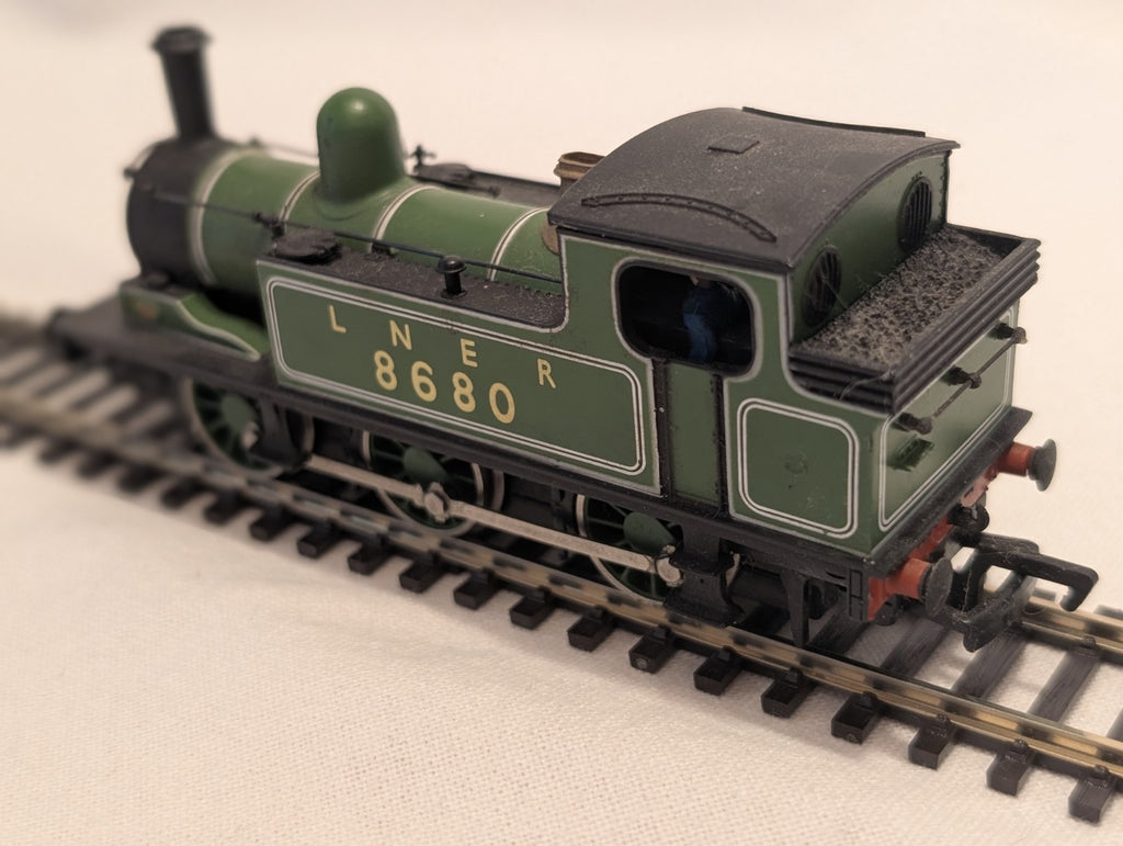 Bachmann Branchline OO Gauge LNER J72 Tank Locomotive No.8680 – Lined Green