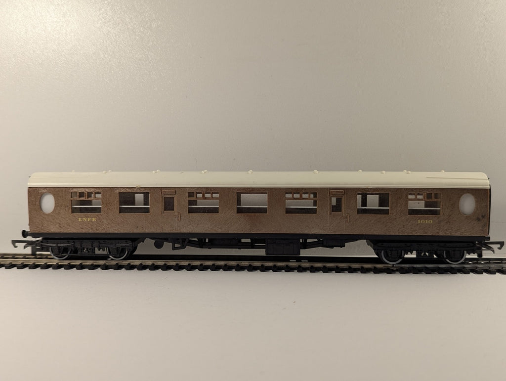 Hornby OO Gauge Gresley Composite Coach Passenger Coach 1010 LNER Teak R477