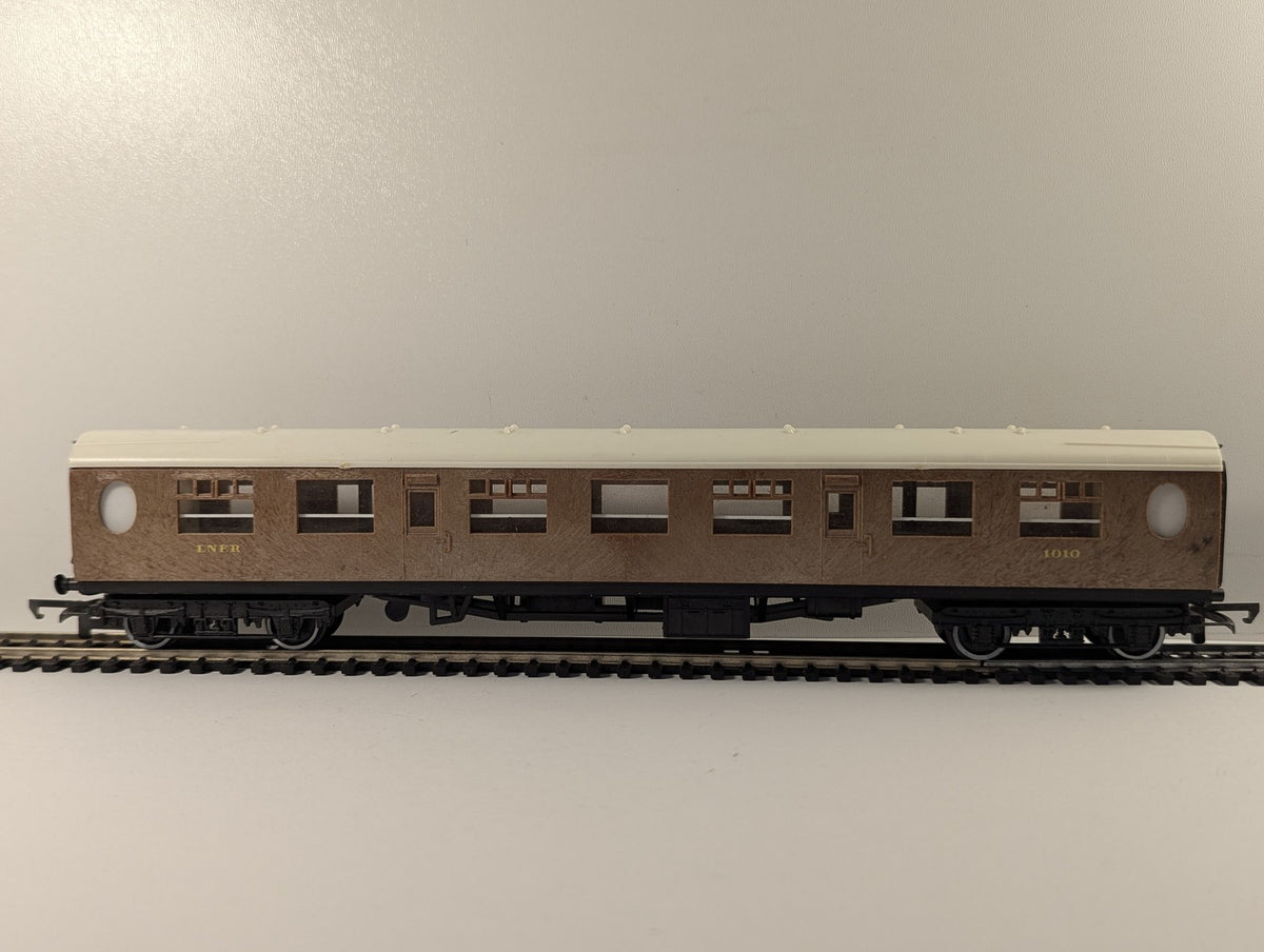 Hornby OO Gauge Gresley Composite Coach Passenger Coach 1010 LNER Teak R477