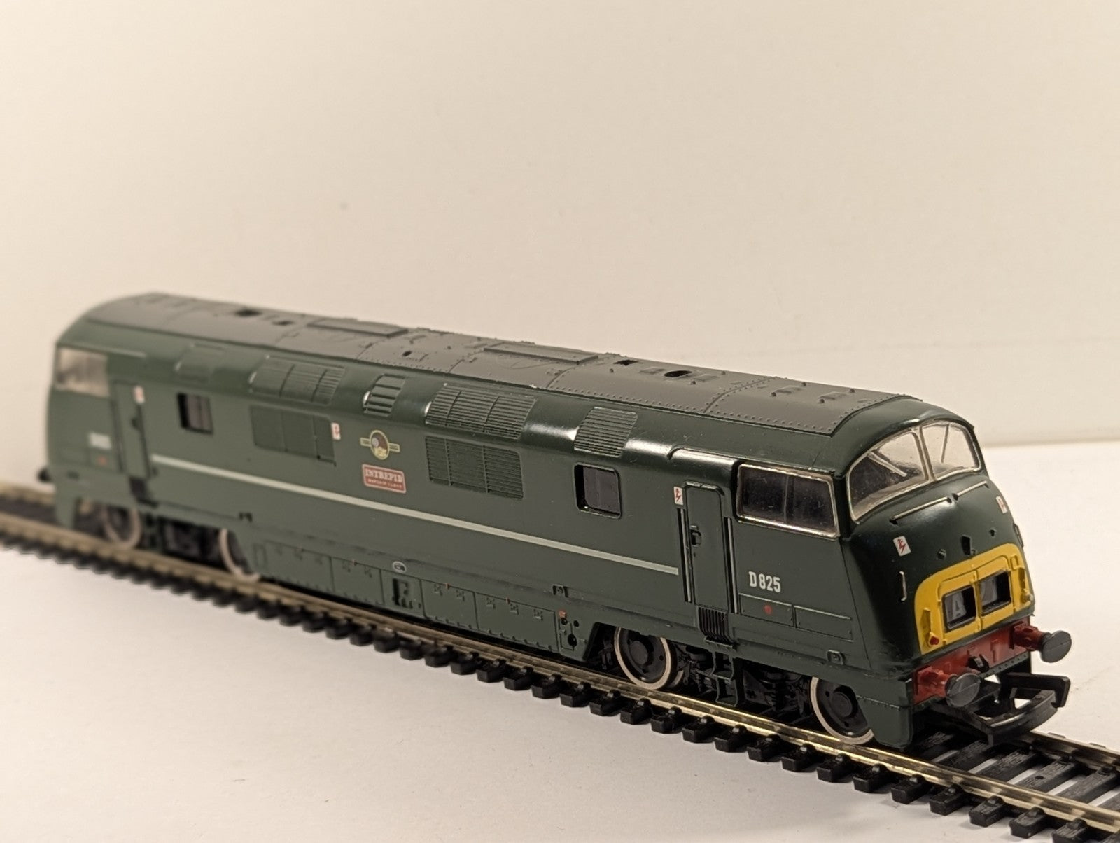 Mainline OO Gauge Class 42 Warship D825 'Intrepid' Diesel Locomotive
