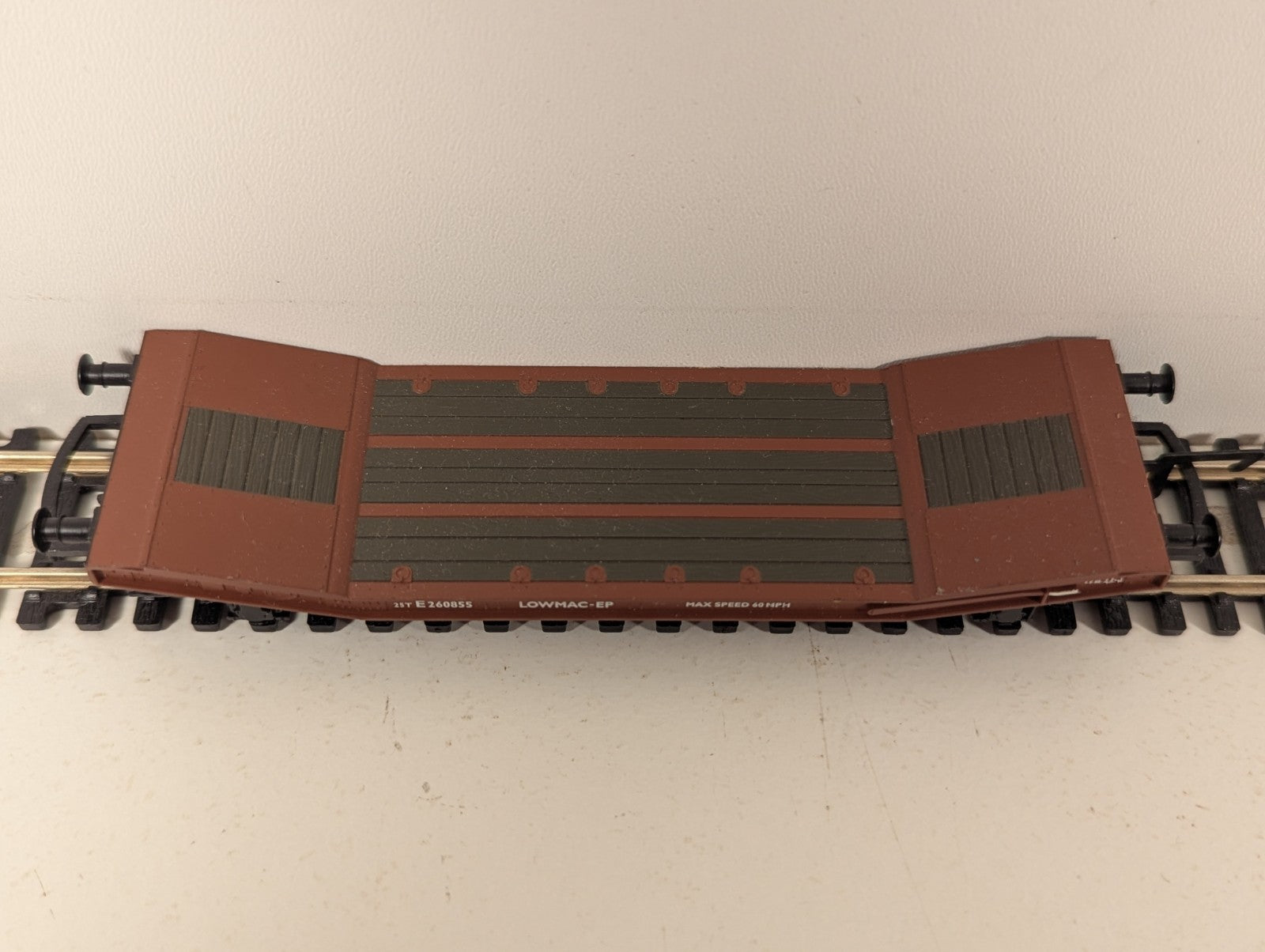 Hornby R6240 OO Gauge Bauxite Brown Lowmac Wagon