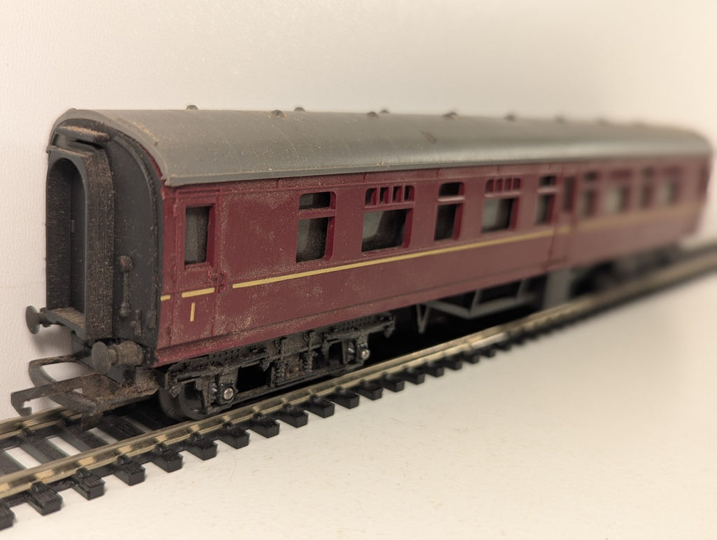 Tri-ang R321 BR Mainline Composite Coach Maroon OO Gauge