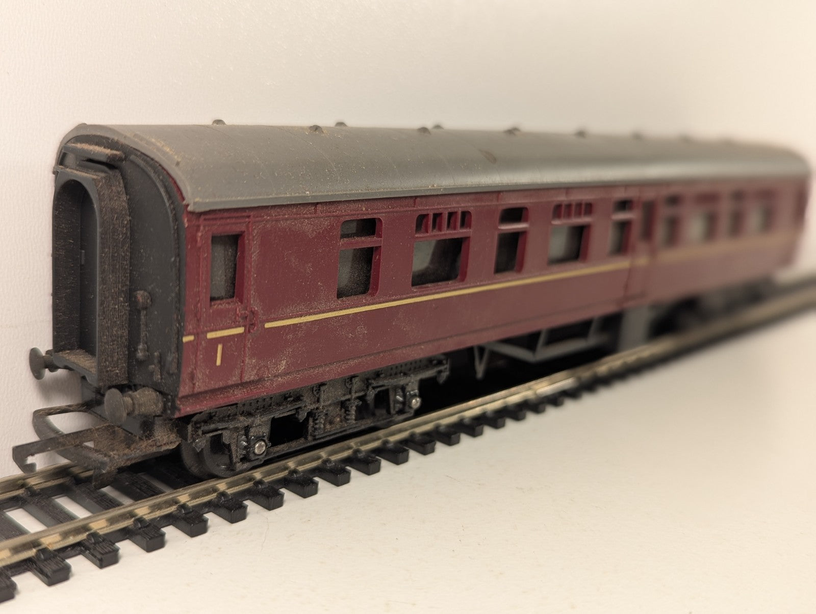 Tri-ang R321 BR Mainline Composite Coach Maroon OO Gauge