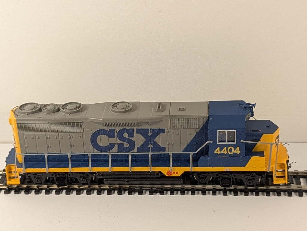 Bachmann Plus OO Gauge CSX EMD GP35 Diesel – Missing Couplers Noisy