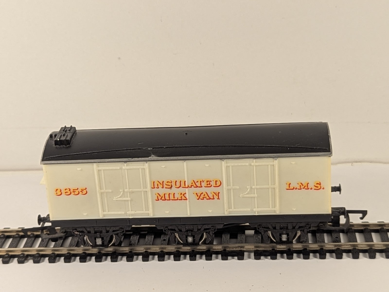 Hornby R670 OO Gauge LMS Insulated Milk Van 3855