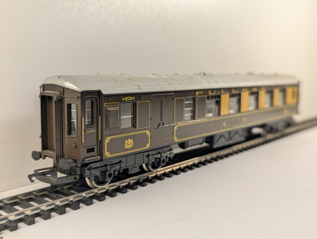 Hornby OO Gauge Pullman Brake Coach - Damaged Name Decals