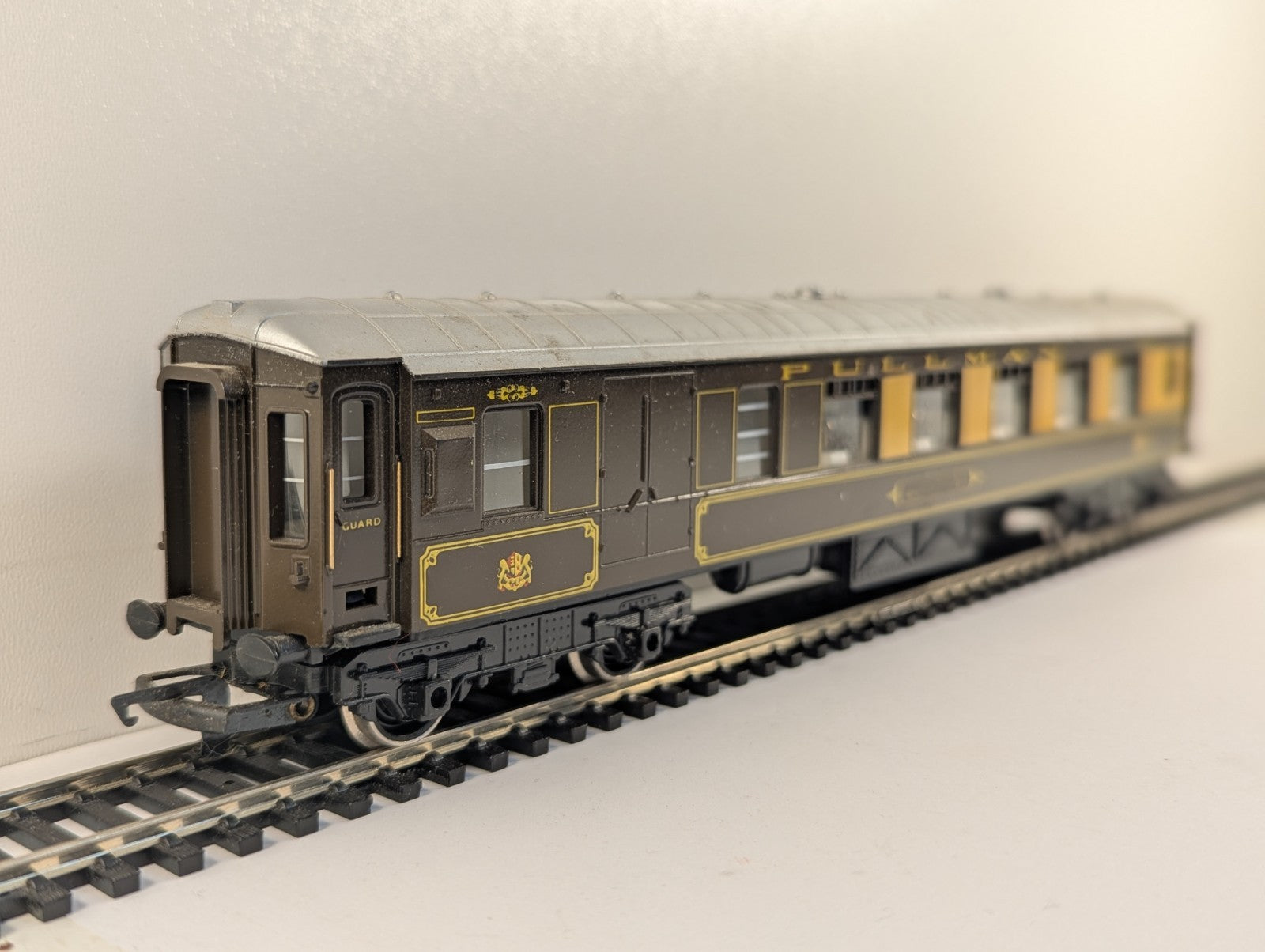 Hornby OO Gauge Pullman Brake Coach - Damaged Name Decals