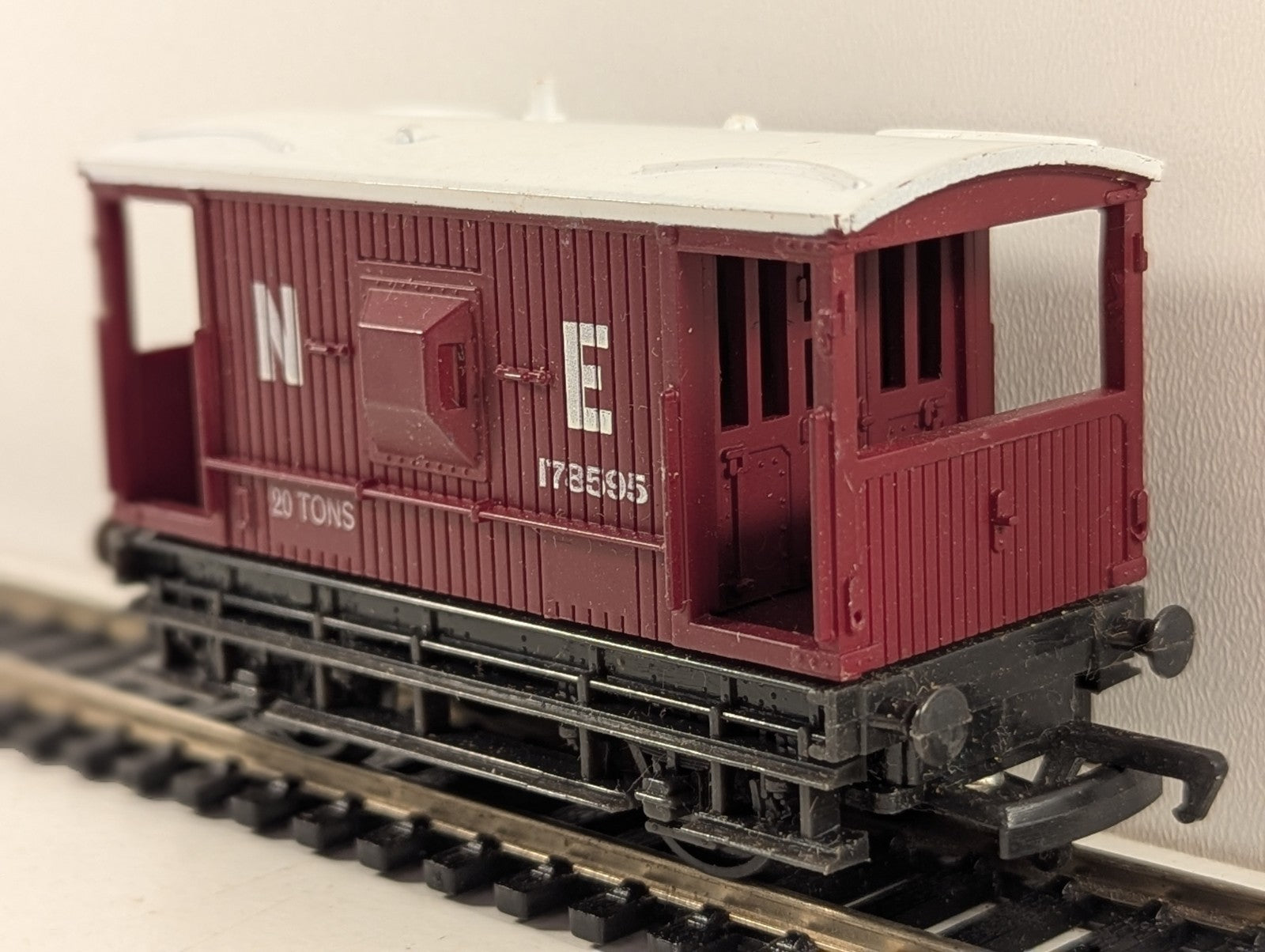 Mainline 37-140 LNER 20 Ton Brake Van OO Gauge