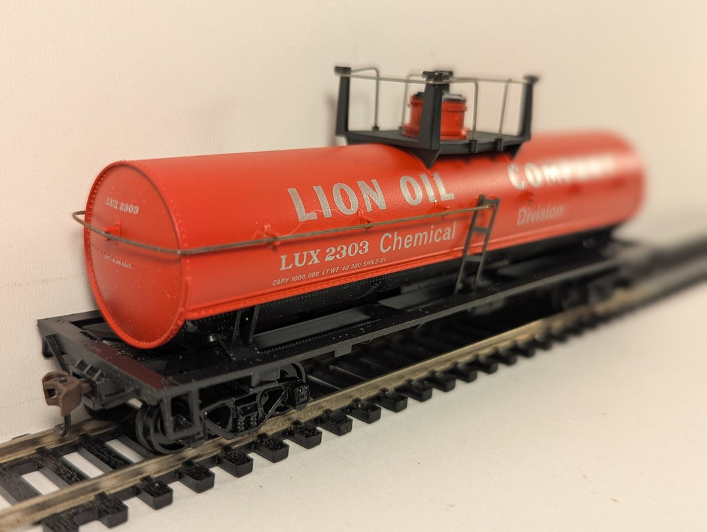 Athearn HO Gauge Lion Oil Company Chemical Division Tank Wagon LUX 2303 1559