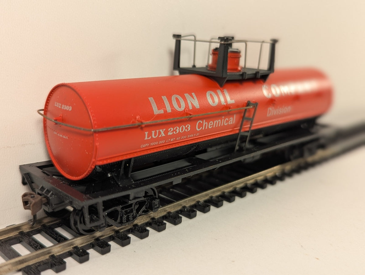 Athearn HO Gauge Lion Oil Company Chemical Division Tank Wagon LUX 2303 1559