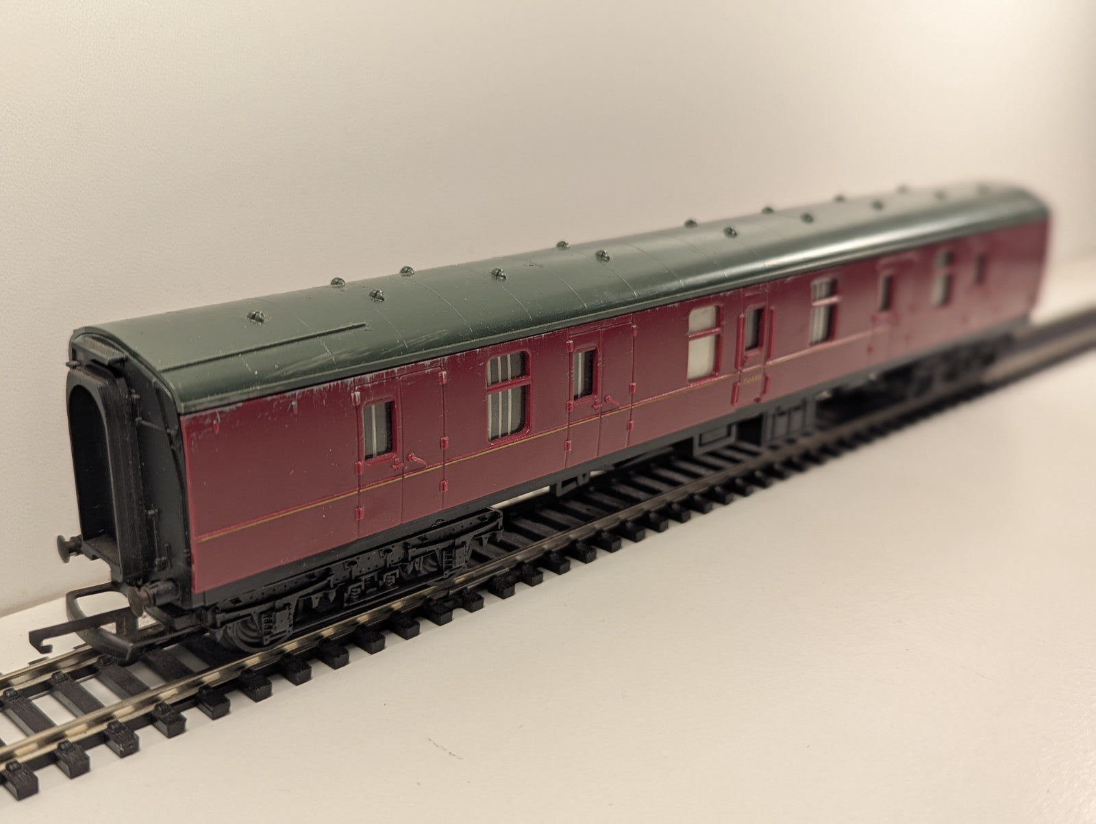 Hornby BR Mk1 Parcels Coach M80532 – OO Gauge