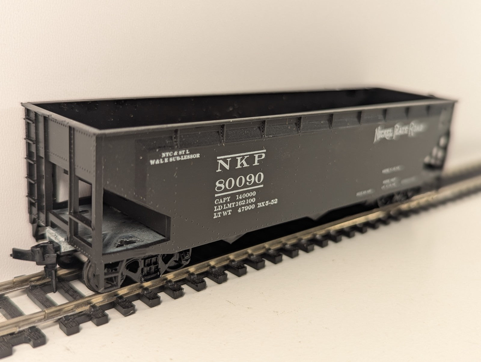Athearn HO Gauge Nickel Plate Road 3-Bay Hopper Wagon