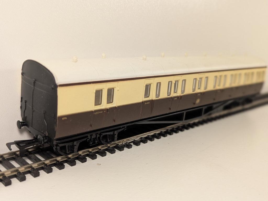 Airfix OO Gauge GWR Suburban Coach – 6896 – Chocolate & Cream