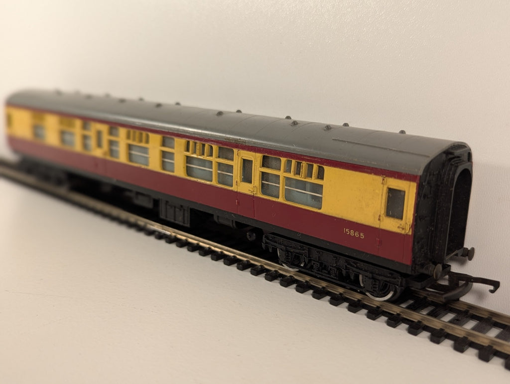Tri-ang R730A BR Composite Coach No. 15865 – OO Gauge