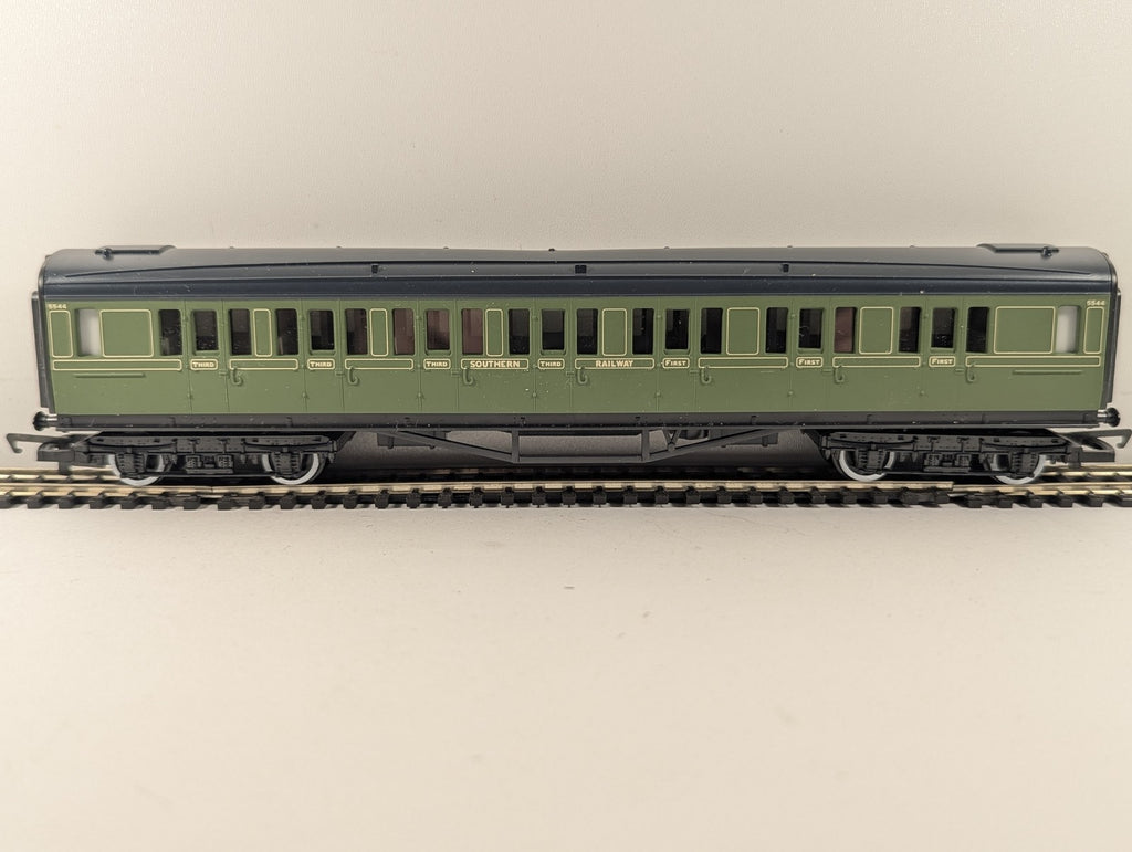 Hornby OO Gauge SR Composite Coach Passenger Coach 5544 SR Olive Green R162