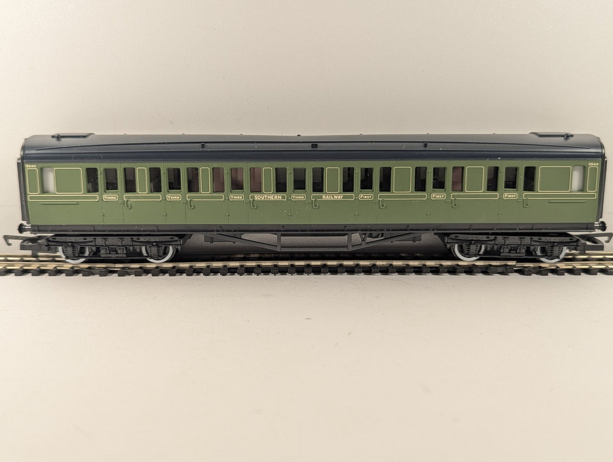 Hornby OO Gauge SR Composite Coach Passenger Coach 5544 SR Olive Green R162