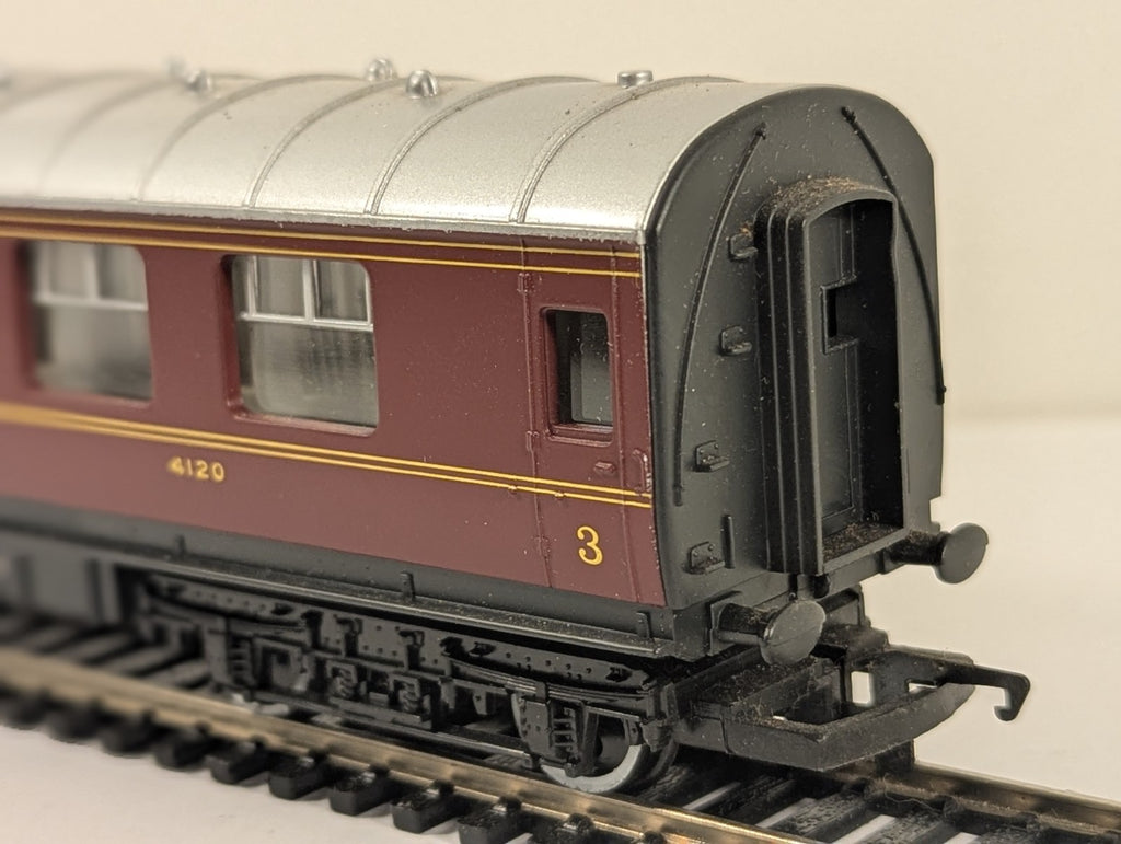 Hornby R474 OO Gauge LMS Composite Coach 4120