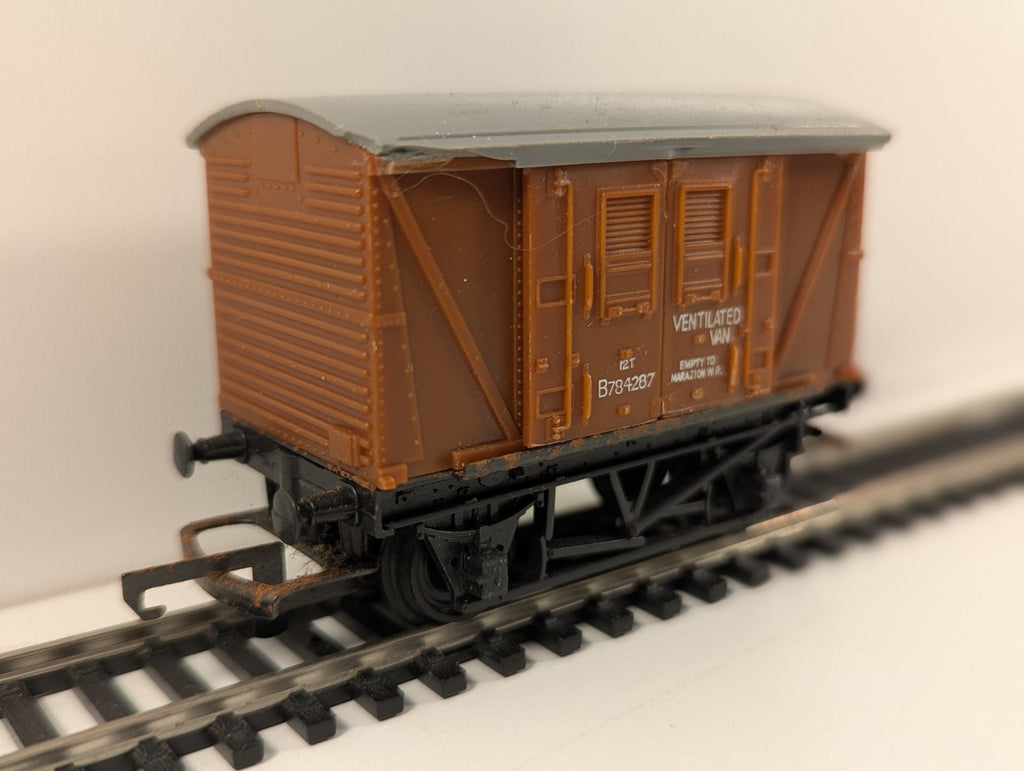 Hornby BR 12T Ventilated Van – B784287 – Some Damage
