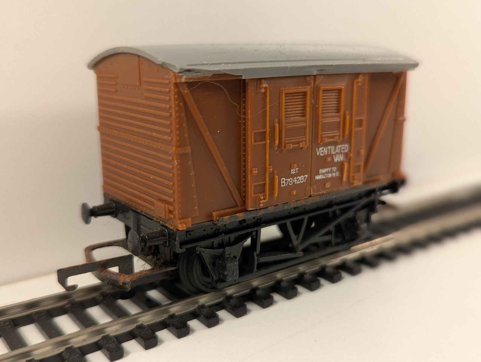 Hornby BR 12T Ventilated Van – B784287 – Some Damage