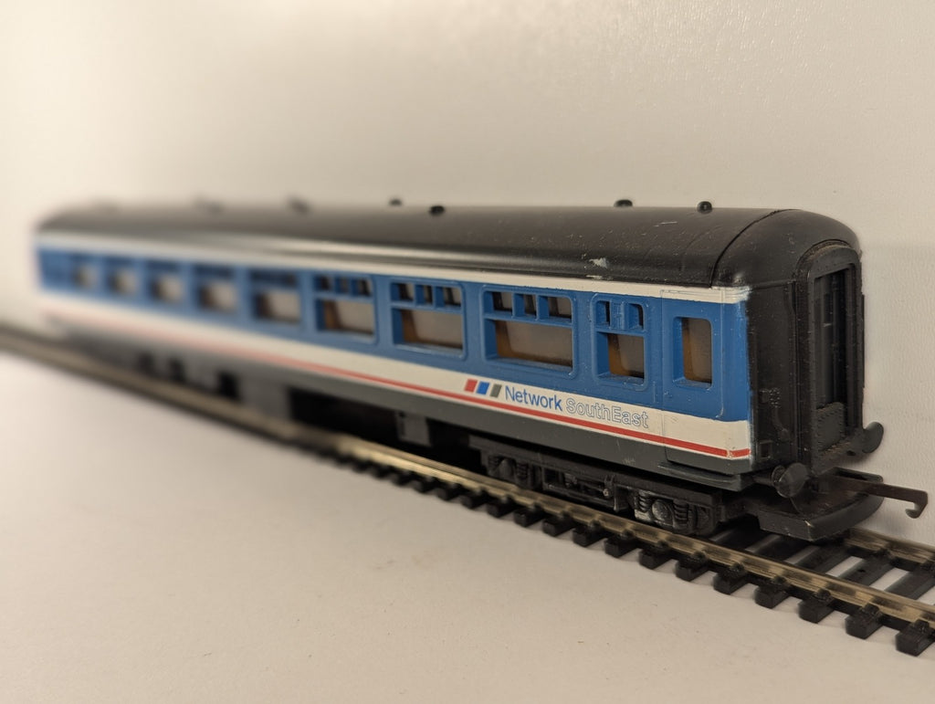 Lima OO Gauge BR Mk1 SK Corridor Second Passenger Coach 5454 Network SouthEast