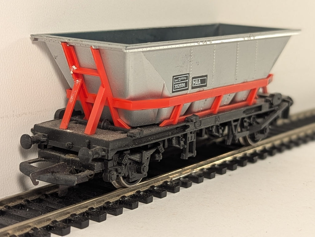 Hornby OO Gauge HAA Hopper Wagon Goods Wagon 352556 BR Silver and Red R235