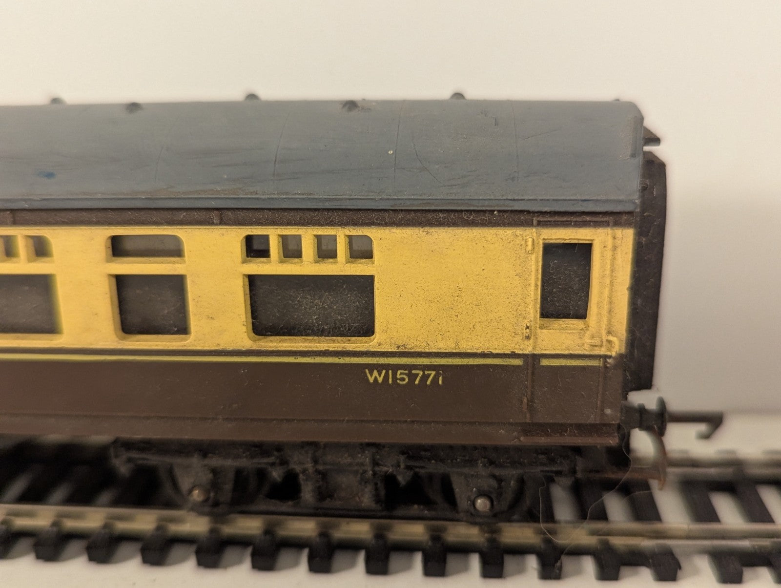 Tri-ang OO Gauge R330 Mk1 Composite Coach W15771 Chocolate & Cream