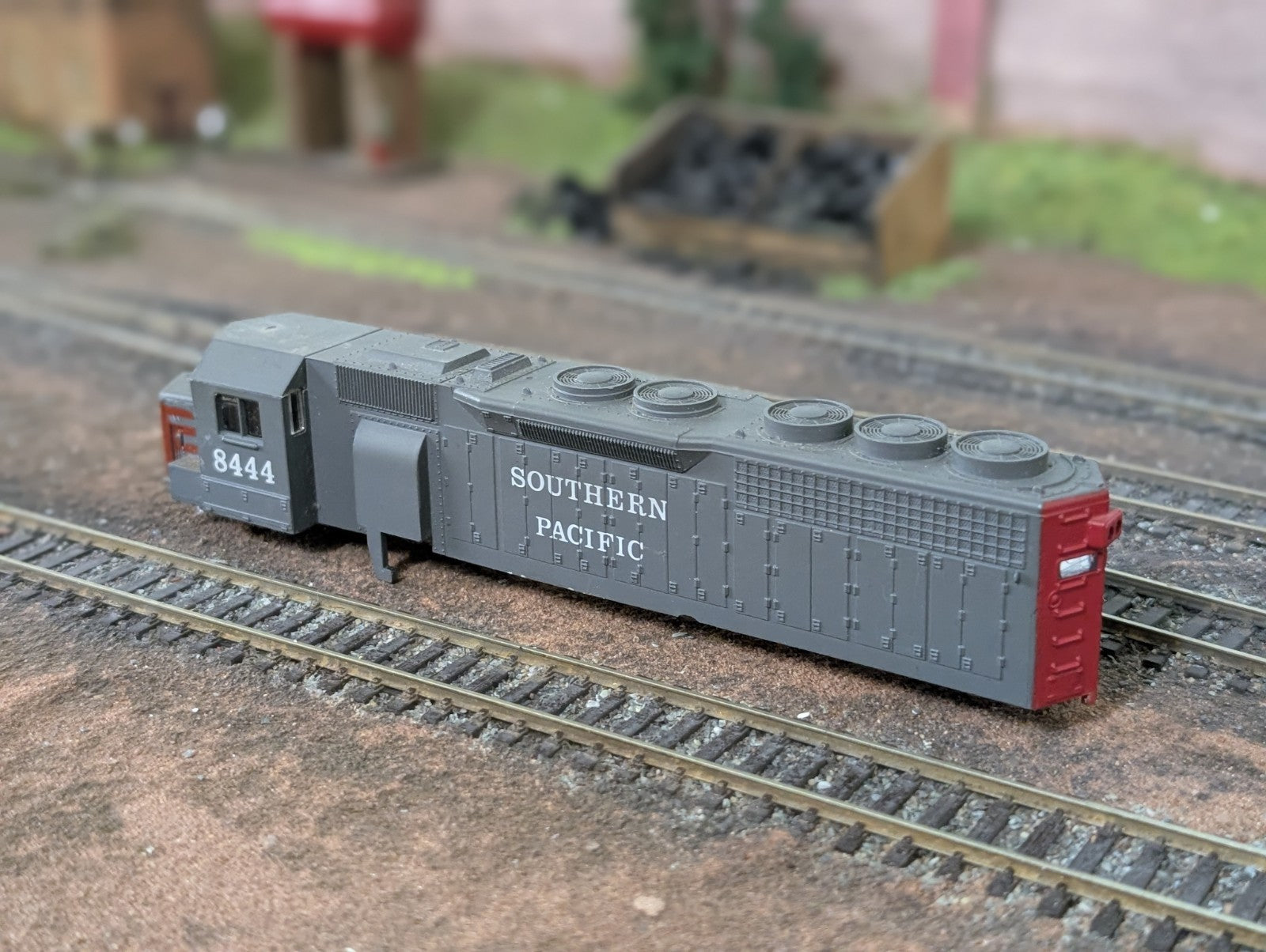 AHM HO Gauge Southern Pacific SD40 Body Shell No. 8444