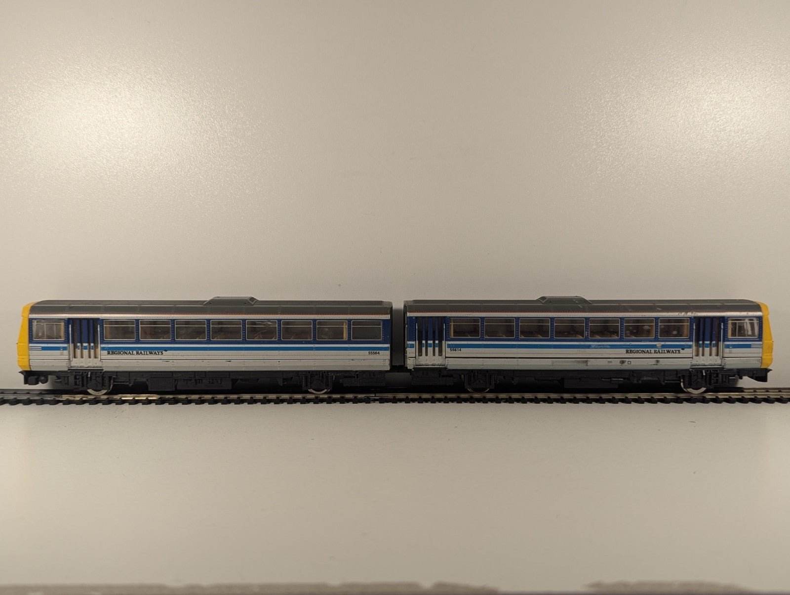 Hornby OO Gauge Class 142 Pacer 2-Car DMU Diesel Multiple Unit , Regional Livery